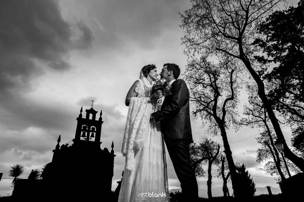 Boda en Salceda de Caselas. Retrato de los novios delante de la iglesia. Reportaje realizado por Notblank fotógrafos de boda en Galicia.