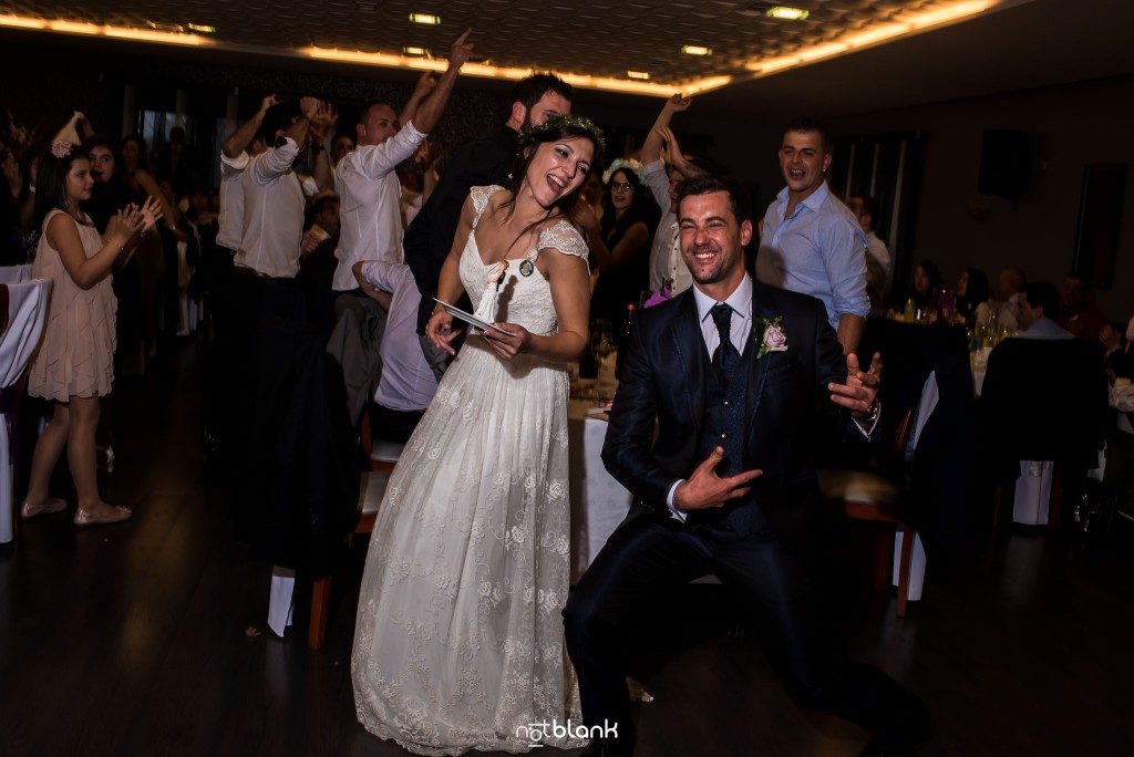 Boda en Salceda de Caselas. Los novios bailan Rock & Roll durante la fiesta. Reportaje realizado por Notblank fotógrafos de boda en Galicia.