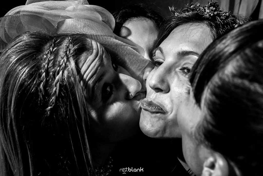 Boda en Salceda de Caselas. Las amigas de la novia la besan durante la fiesta. Reportaje realizado por Notblank fotógrafos de boda en Galicia.