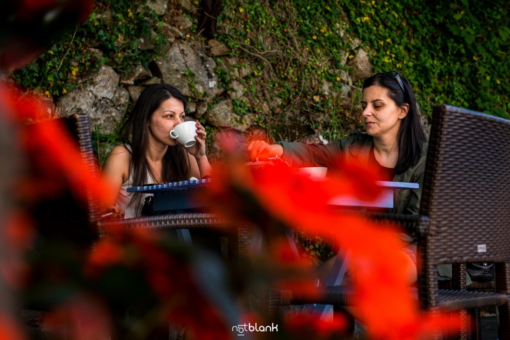 Boda en Quinta San Amaro en Meaño. La novia y su hermana toman juntas un café antes de la boda civil. Reportaje realizado por Notblank fotógrafos de boda en Cangas.