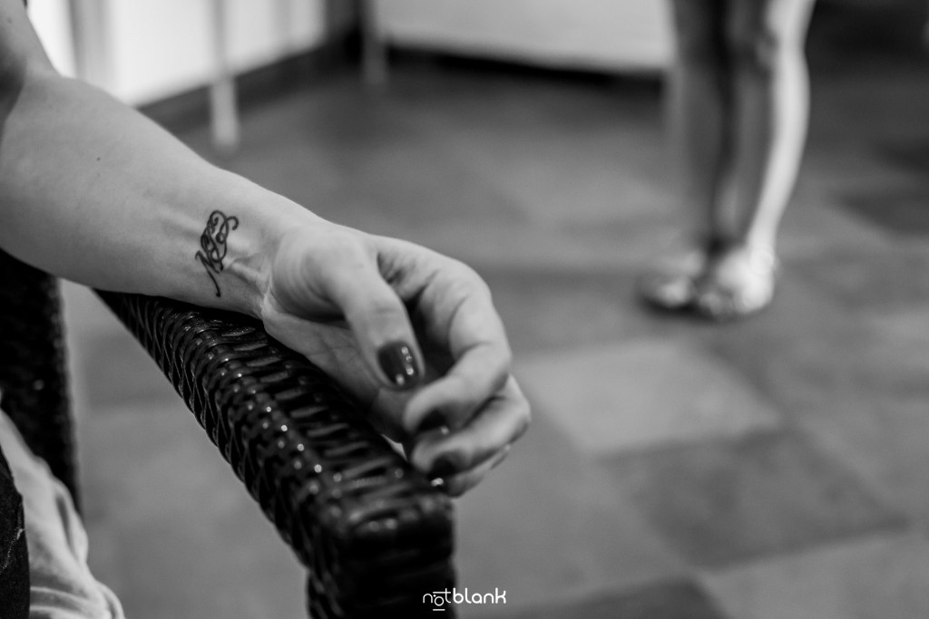 Boda en Quinta San Amaro en Meaño. Detalle de un tatuaje en el brazo de la novia. Reportaje realizado por Notblank fotógrafos de boda en Cangas.