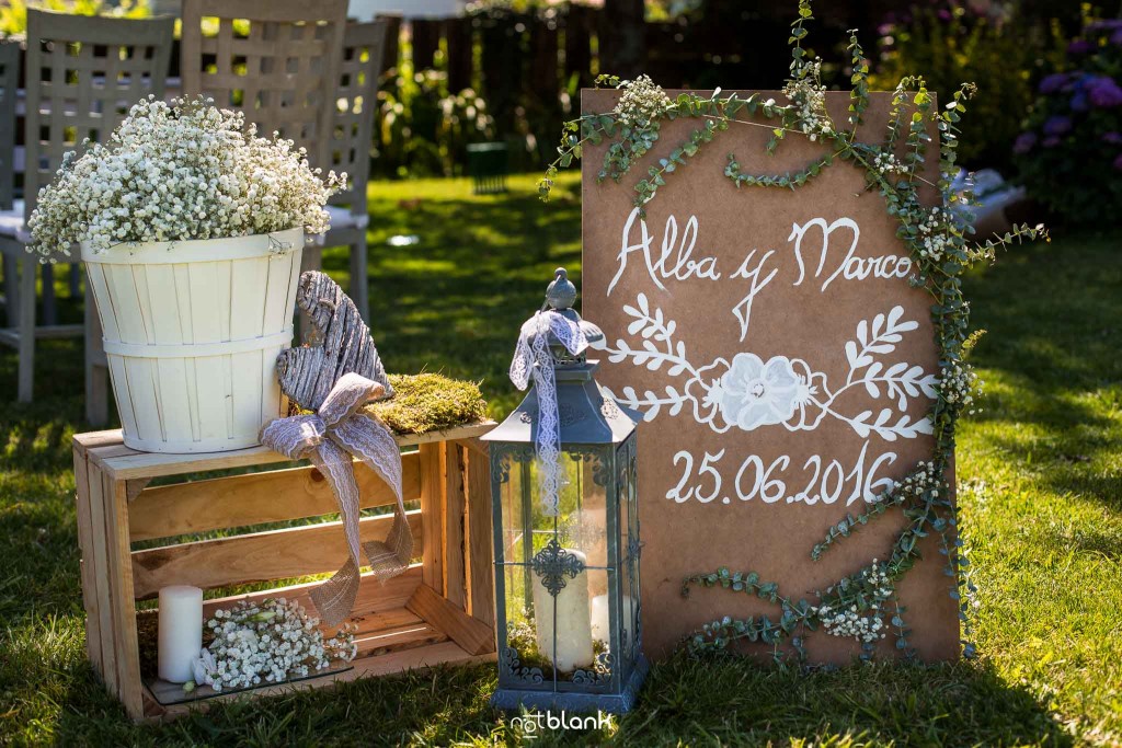 Boda en Quinta San Amaro en Meaño. Detalles de la decoración en el jardín donde se va a oficiar la ceremonia civil. Reportaje realizado por Notblank fotógrafos de boda en Cangas.