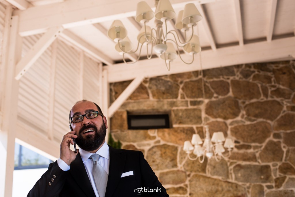 Boda en Quinta San Amaro en Meaño. El novio hace una llamada telefónica antes de la ceremonia. Reportaje realizado por Notblank fotógrafos de boda en Cangas.