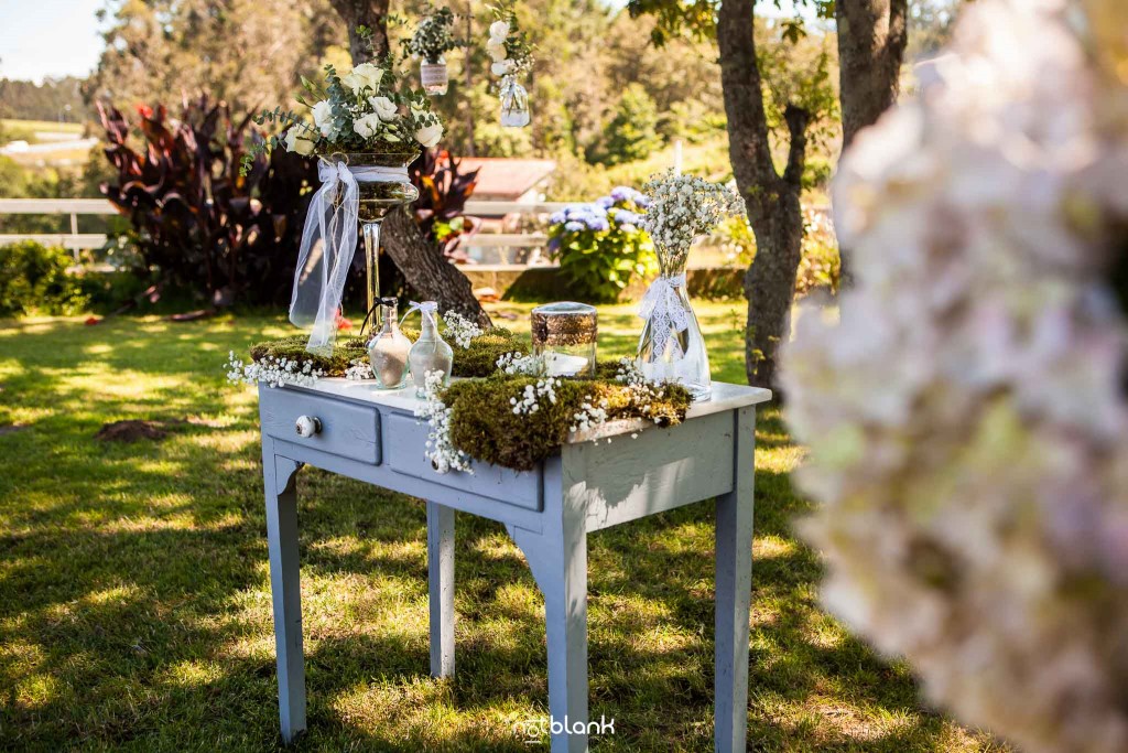 Boda en Quinta San Amaro en Meaño. Detalles de la decoración de la boda en el Jardín. Reportaje realizado por Notblank fotógrafos de boda en Cangas.