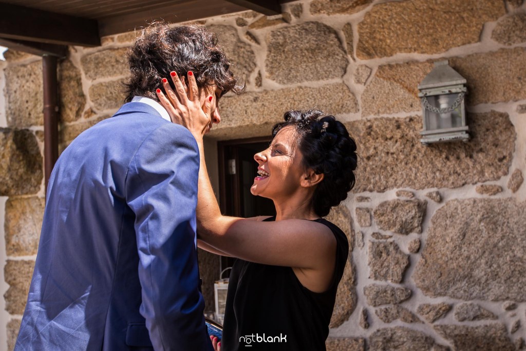 Boda en Quinta San Amaro en Meaño. La novia abraza a su sobrino . Reportaje realizado por Notblank fotógrafos de boda en Cangas.