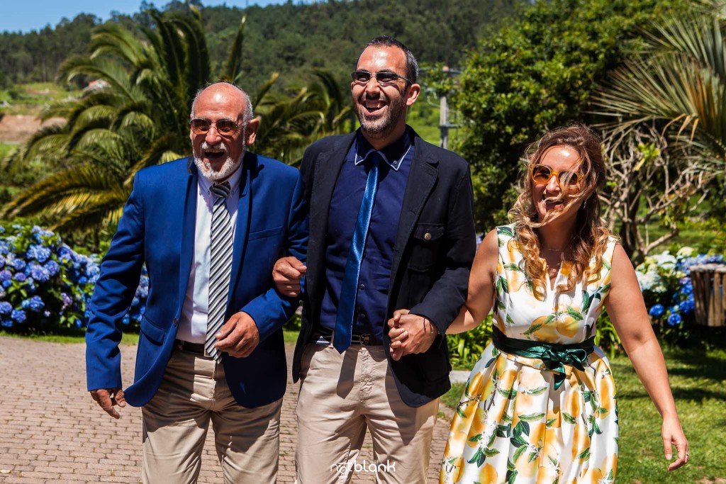 Boda en Quinta San Amaro en Meaño. Empiezan a llegar familiares del novio a la boda. Reportaje realizado por Notblank fotógrafos de boda en Cangas.