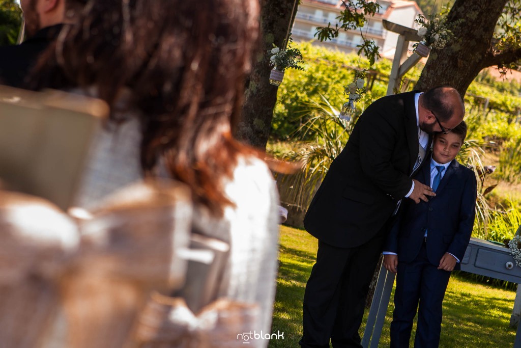 Boda en Quinta San Amaro en Meaño. El novio abraza y conversa con su hijo de 12 años. Reportaje realizado por Notblank fotógrafos de boda en Cangas.