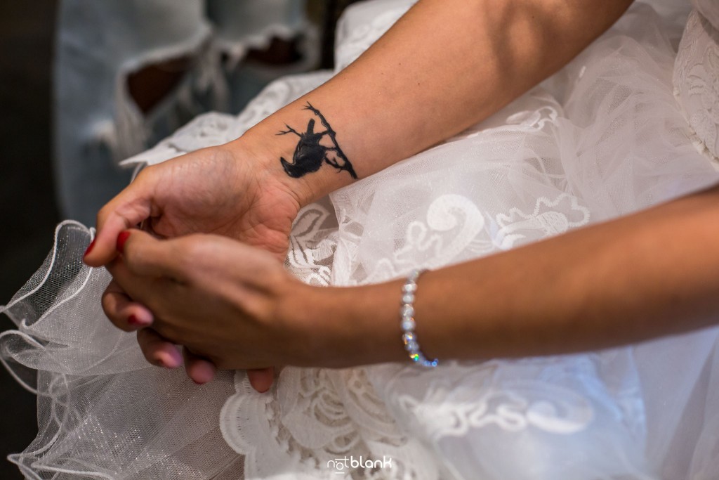 Boda en Quinta San Amaro en Meaño. Detalle de uno de los tatuajes de la novia en su muñeca derecha. Reportaje realizado por Notblank fotógrafos de boda en Cangas.