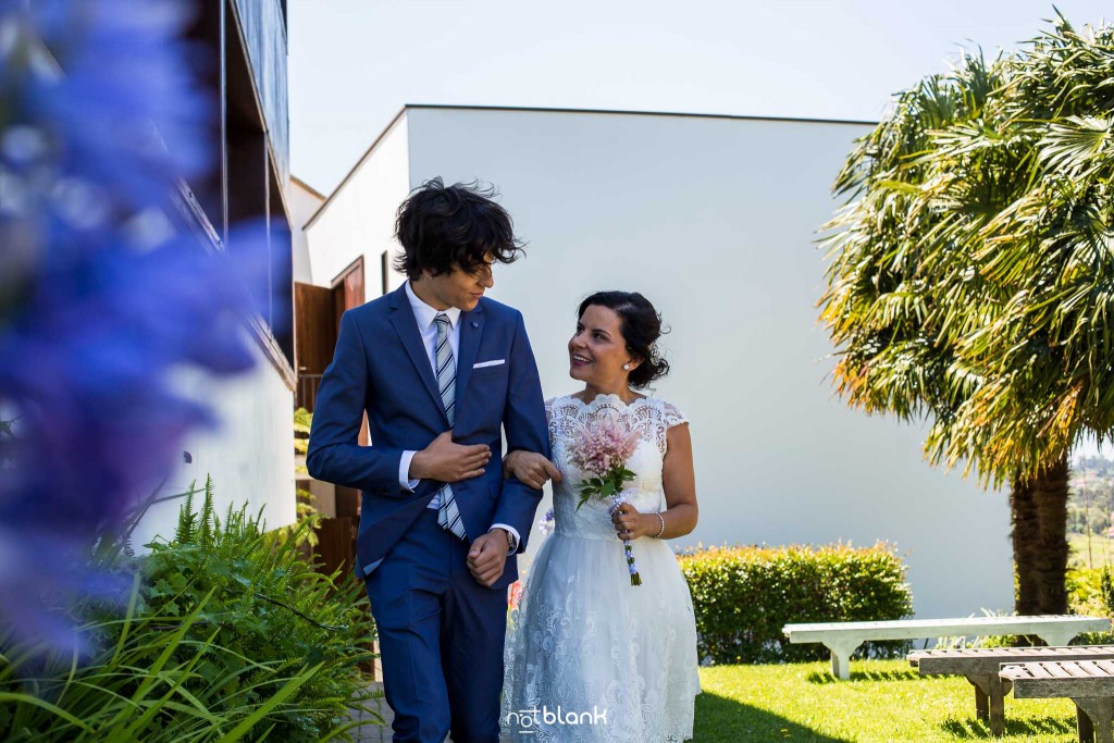 Boda en Quinta San Amaro en Meaño. El sobrino de la novio la lleva al altar. Reportaje realizado por Notblank fotógrafos de boda en Cangas.