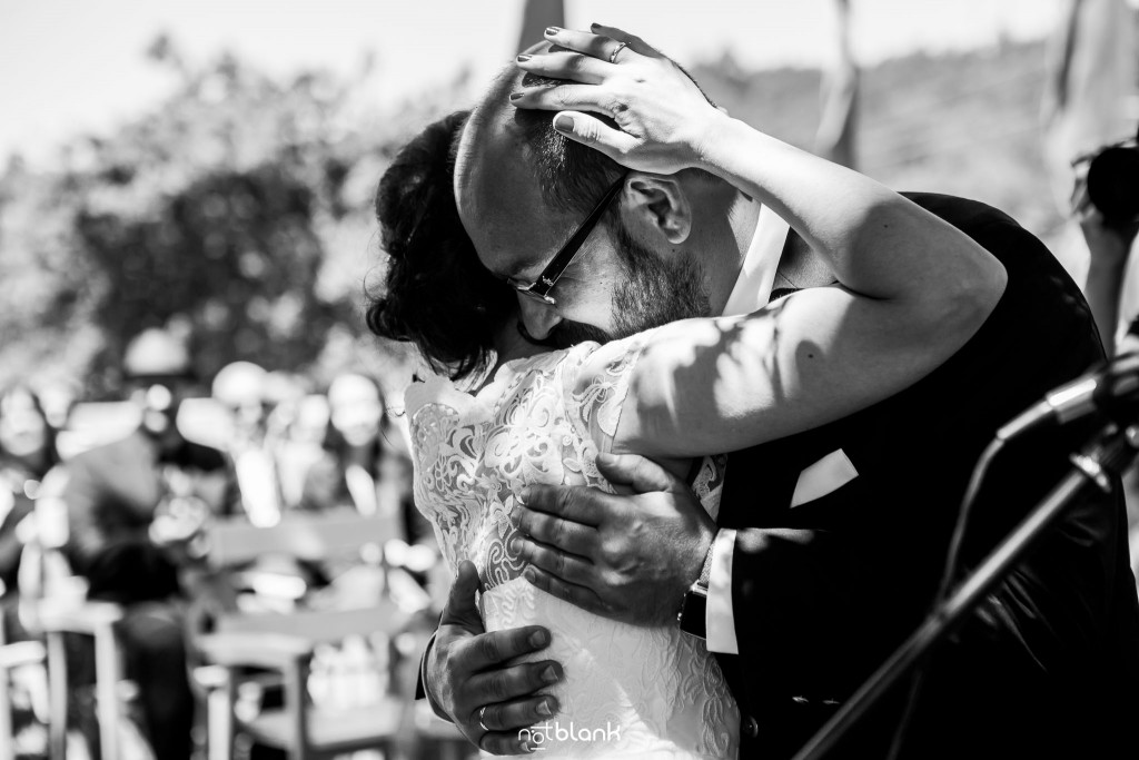 Boda en Quinta San Amaro en Meaño. Los novios se funden en un cálido abrazo durante la ceremonia. Reportaje realizado por Notblank fotógrafos de boda en Cangas.