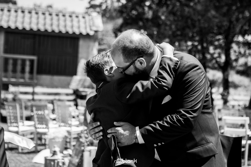 Boda en Quinta San Amaro en Meaño. El hijo del novio felicita a su padre después de la ceremonia. Reportaje realizado por Notblank fotógrafos de boda en Cangas.