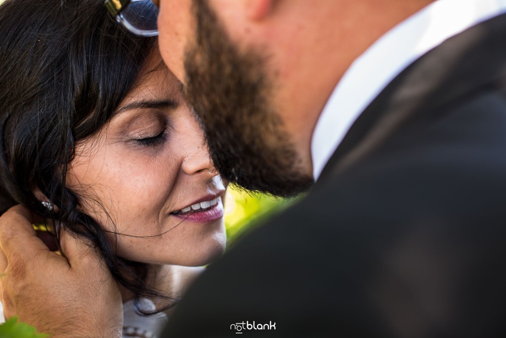 Boda en Quinta San Amaro en Meaño. Los novios se abrazan y se dan un beso. Reportaje realizado por Notblank fotógrafos de boda en Cangas.