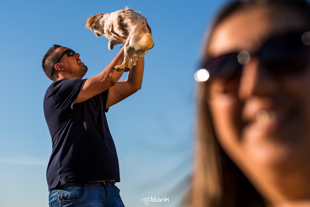 Preboda internacional en Valença do Minho. Retrato de los novios con su perrita. Reportaje de sesión preboda realizado por Notblank fotógrafos de boda en Galicia.