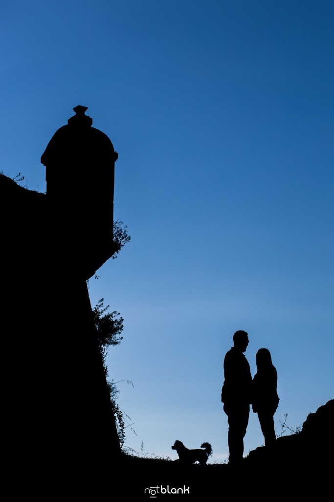 Preboda internacional en Valença do Minho. Silueta de los novios con un torreón de la fortaleza al fondo. Reportaje de sesión preboda realizado por Notblank fotógrafos de boda en Galicia.