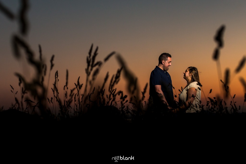 Preboda internacional en Valença do Minho. Retrato de los novios en Vila Nova de Cerveira al atardecer. Reportaje de sesión preboda realizado por Notblank fotógrafos de boda en Galicia.