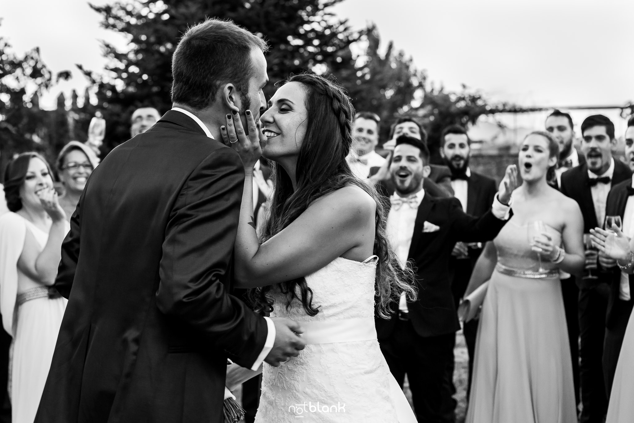 Boda-Lorena-Pablo-Vilanova-De-Cerveira-Novia-Beso-Invitados-Fotógrafo de boda