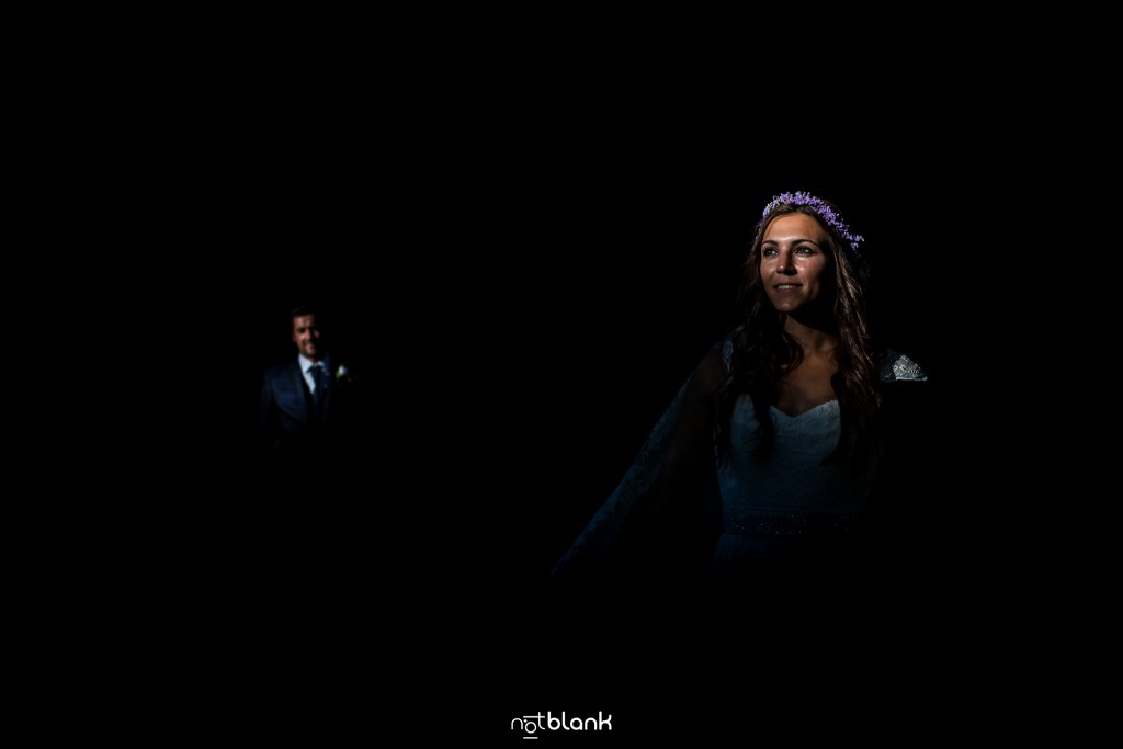 Sesión Postboda en Portugal. Retrato de la novia en el bosque. Reportaje realizado por Notblank fotógrafos de boda en Galicia.