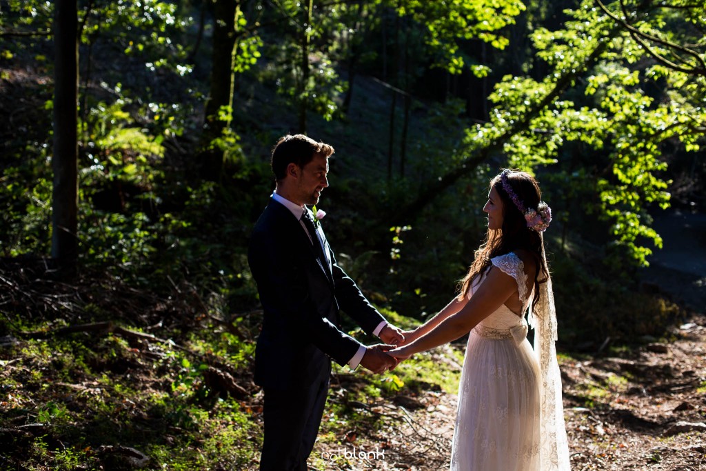 Sesión Postboda en Portugal. La pareja se mira apasionadamente en el bosque. Reportaje realizado por Notblank fotógrafos de boda en Galicia.