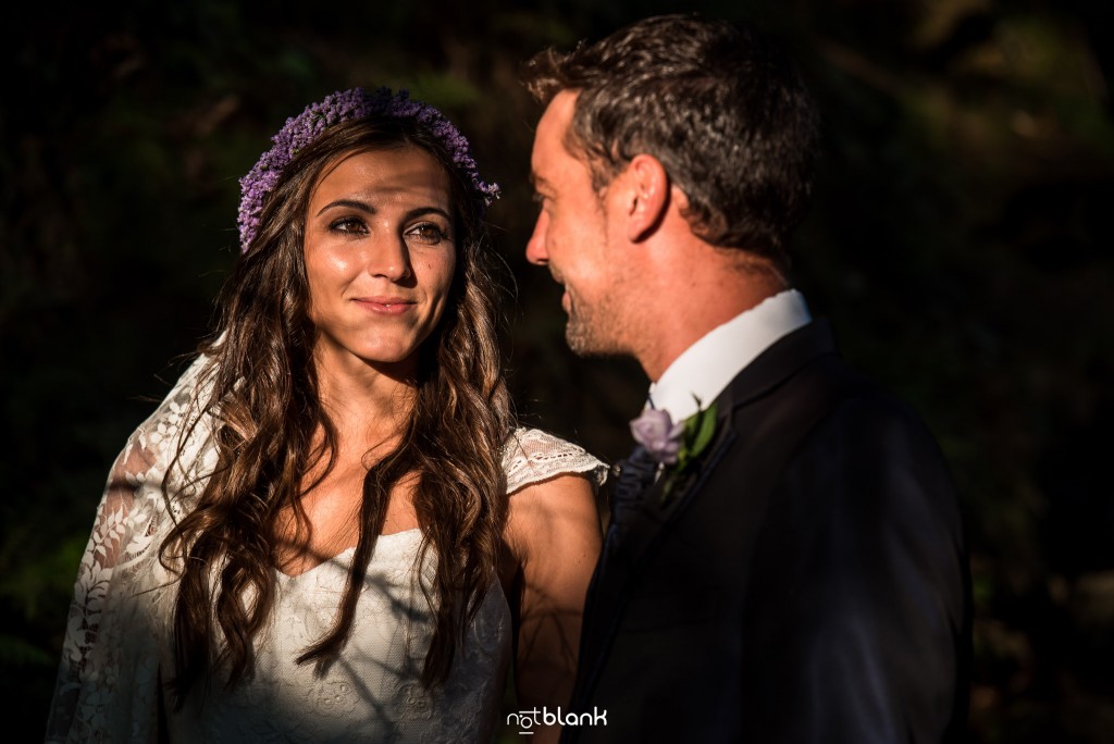 Sesión Postboda en Portugal. La pareja se mira enamoradamente en el bosque. Reportaje realizado por Notblank fotógrafos de boda en Galicia.