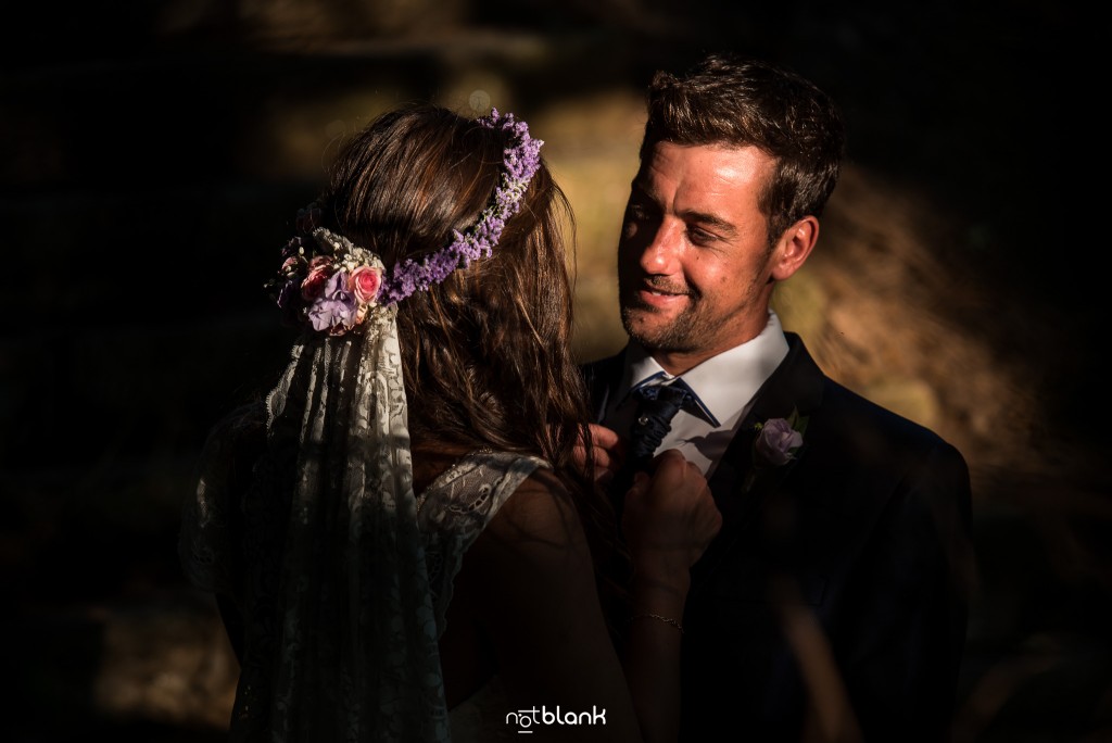Sesión Postboda en Portugal. La pareja se mira enamoradamente en el bosque. Reportaje realizado por Notblank fotógrafos de boda en Galicia.