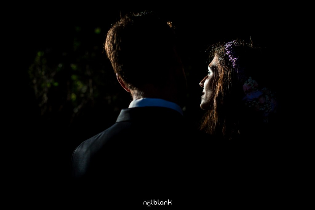 Sesión Postboda en Portugal. La pareja se abraza en el atardecer de la montaña. Reportaje realizado por Notblank fotógrafos de boda en Galicia.