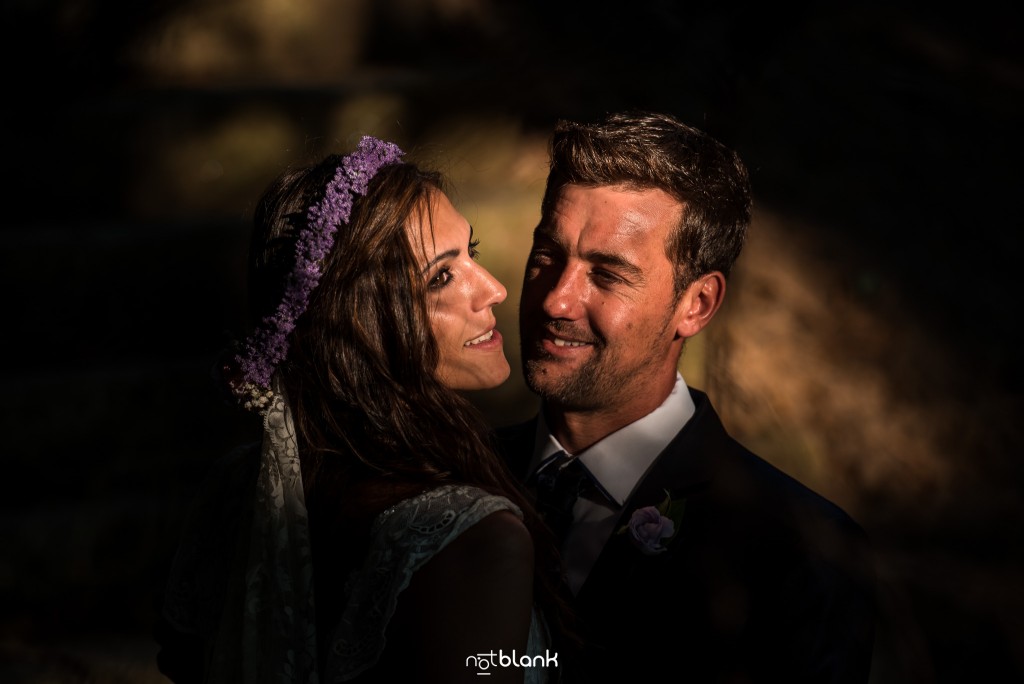 Sesión Postboda en Portugal. La pareja se abraza en el atardecer de la montaña. Reportaje realizado por Notblank fotógrafos de boda en Galicia.