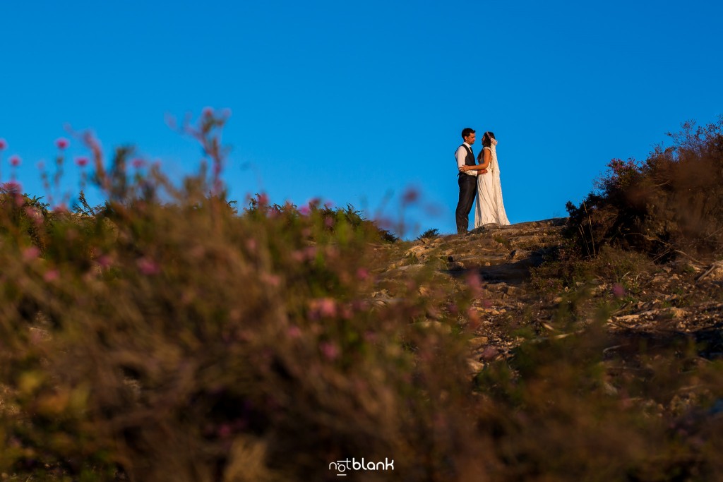 Sesión Postboda en Portugal. La pareja se abraza en la montaña. Reportaje realizado por Notblank fotógrafos de boda en Galicia.