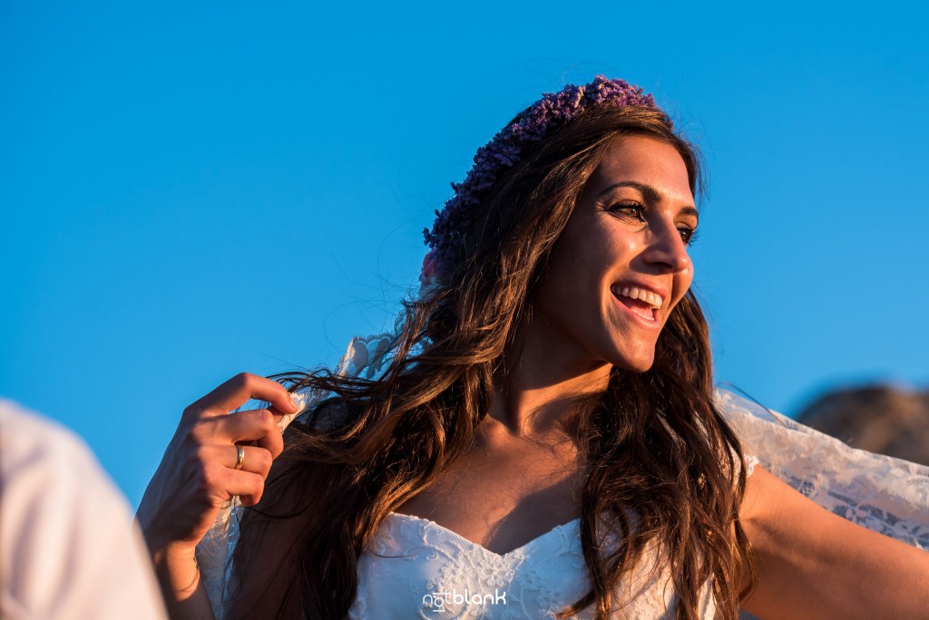 Sesión Postboda en Portugal. La novia sonríe viendo hacia el atardecer. Reportaje realizado por Notblank fotógrafos de boda en Galicia.