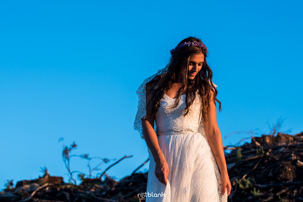 Sesión Postboda en Portugal. La novia mira hacia el atardecer. Reportaje realizado por Notblank fotógrafos de boda en Galicia.