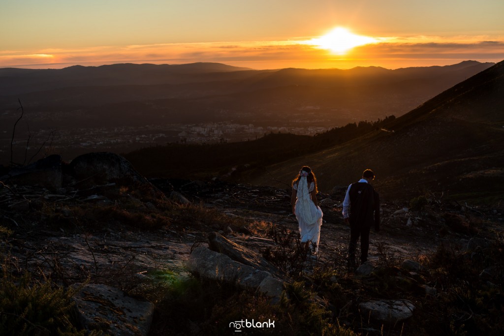 Sesión Postboda en Portugal. La pareja camina hacia el atardecer. Reportaje realizado por Notblank fotógrafos de boda en Galicia.