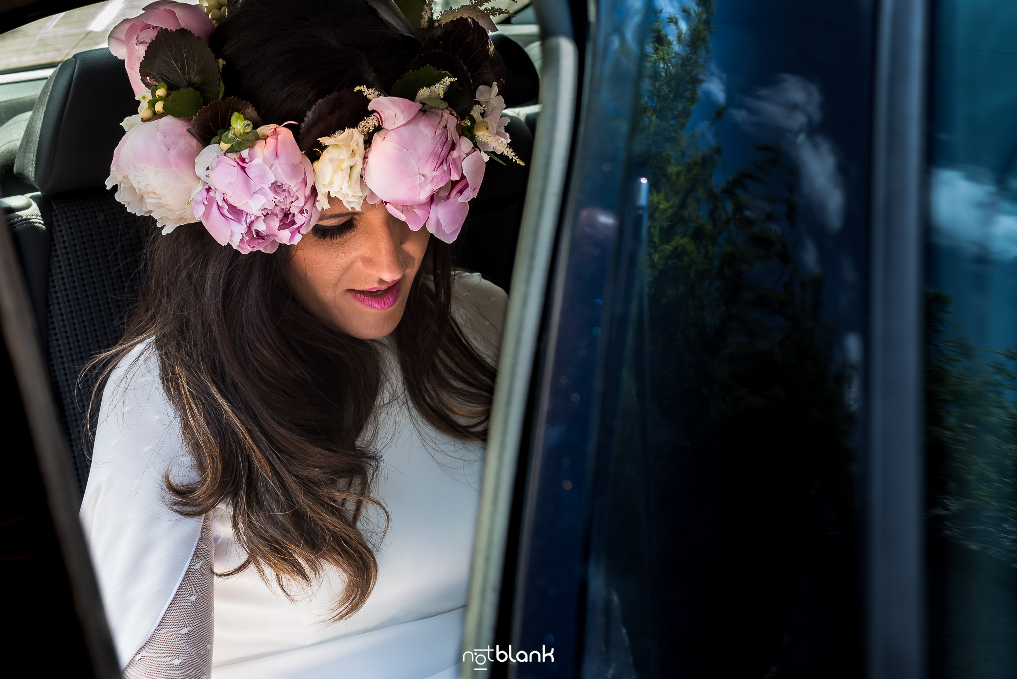 Novia llegando en coche a su boda en Ponteareas