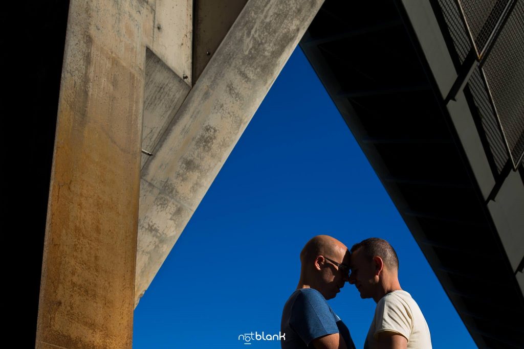 Sesion preboda gay en vigo realizada por Notblank fotógrafos de boda de Galicia