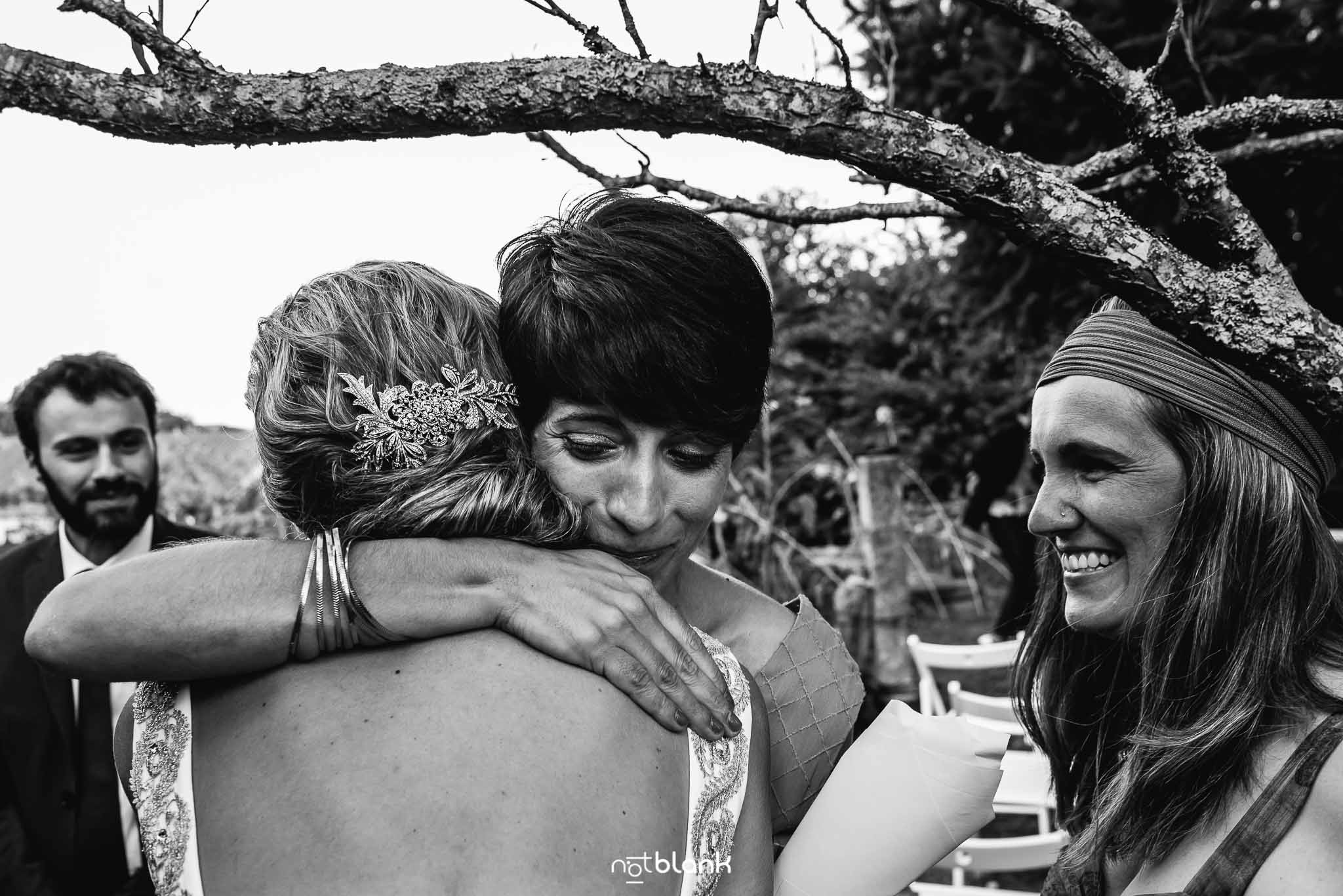 Boda En El Jardin De Casa Jana y Fran - La amiga de la novia la abraza emocionada mientras la felicita durante la ceremonia civil - Notblank Fotografos de boda