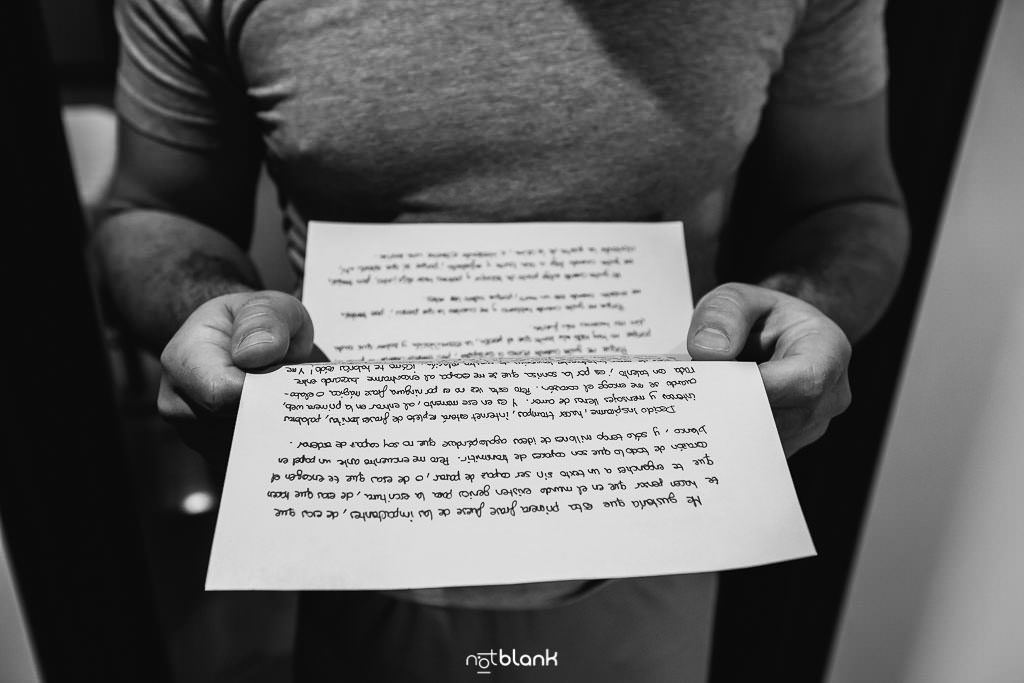 El novio lee una carta que le ha escrito su futura esposa antes de casarse
