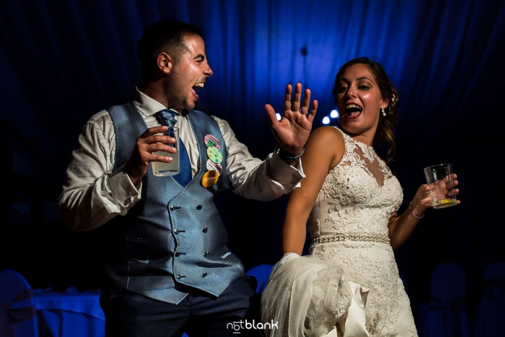 Pareja de novios bailando al ritmo de la musica del Dj en su boda