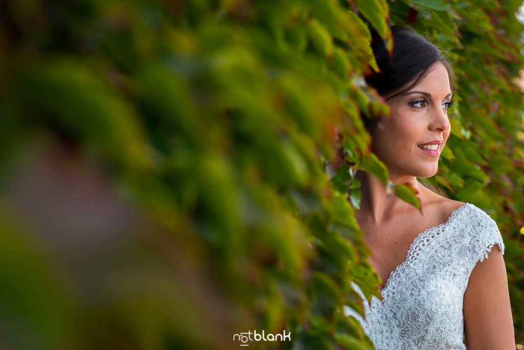 Retrato de la novia en la terraza de su habitación antes de la ceremonia