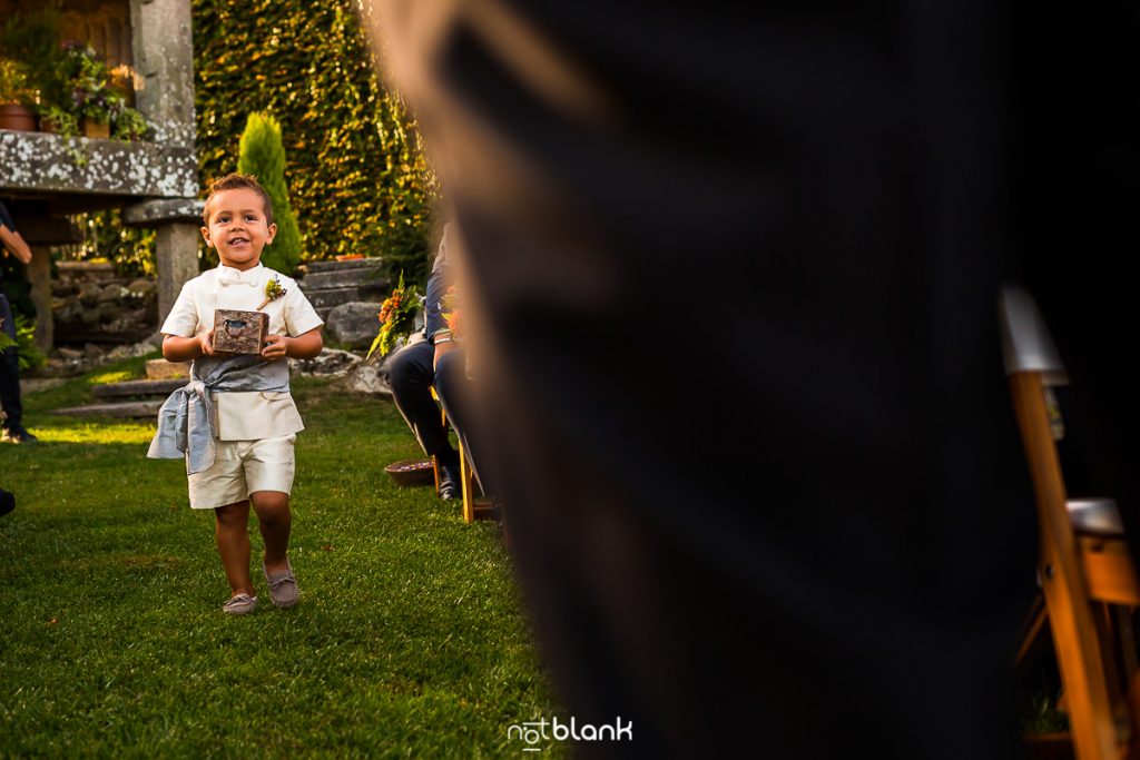 El sobrino de la novia llega a la ceremonia