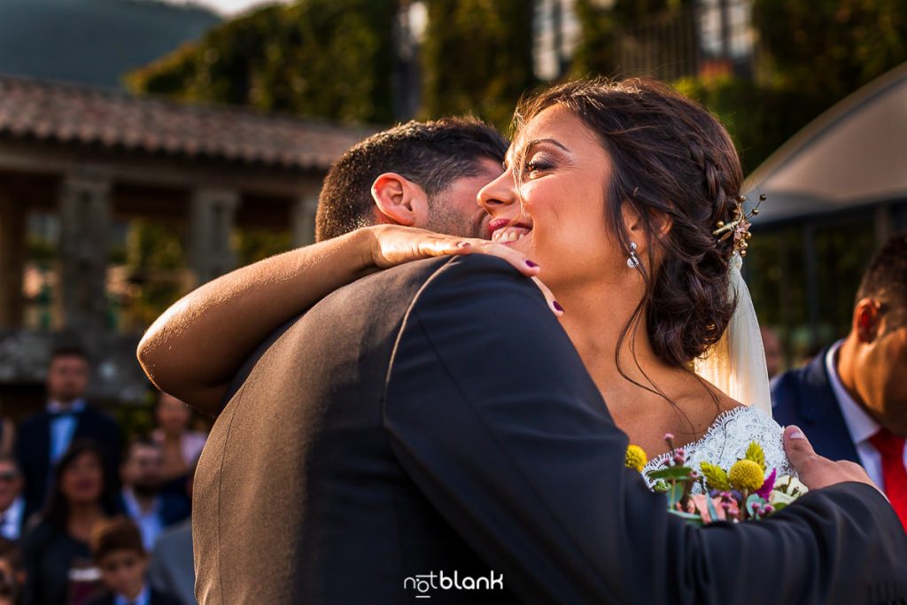 Los novios se saludan y se besan