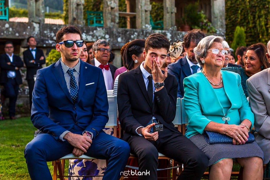 Los hermanos del novio se emocionan durante la ceremonia