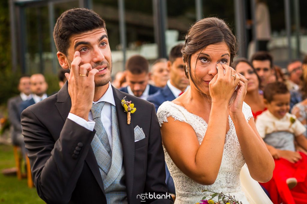 Los novios se emocionan durante la ceremonia