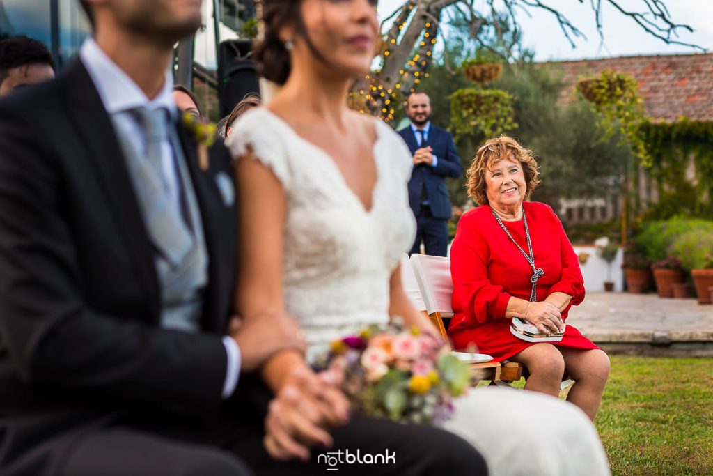 La abuela de la novia observa alos novios durante la ceremonia