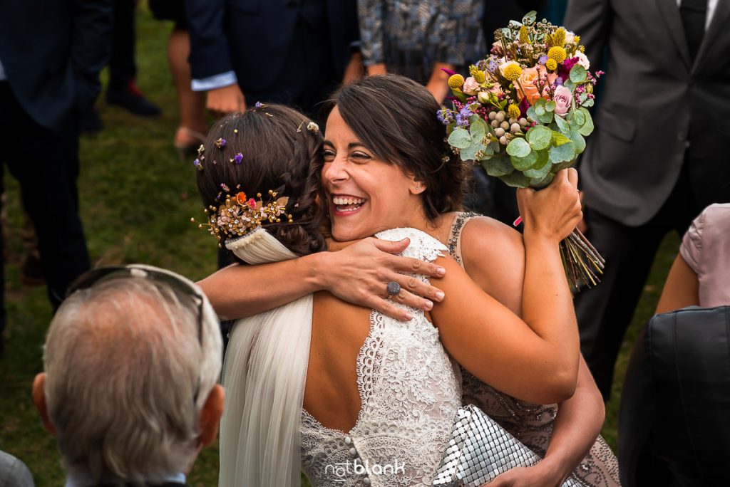 Una amiga abraza a la novia mientras la felicita