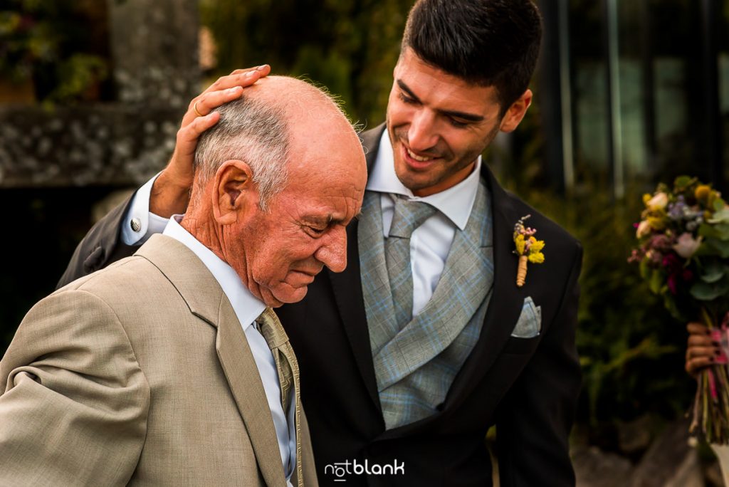 El novio abraza a su abuelo emocionado