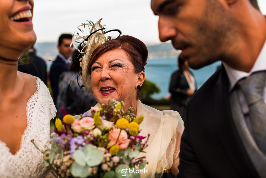 Una invitada sonríe a la pareja recién casada