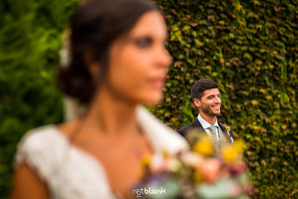 Retrato del novio durante la sesión de pareja