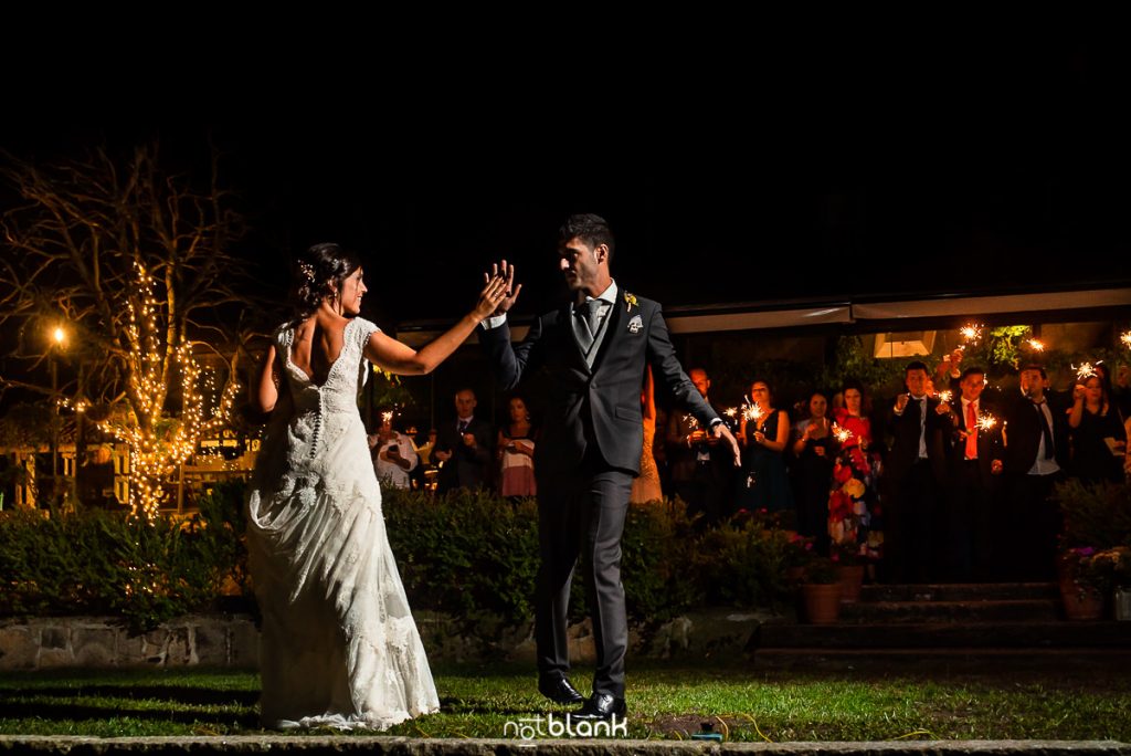 Baile de los novios en el exterior de la Rectoral de Cobres