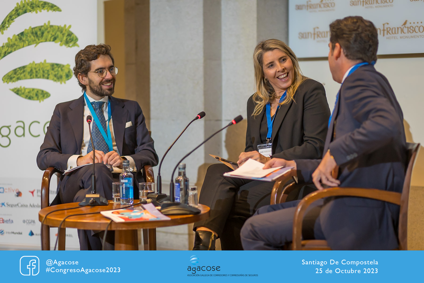Ponentes durante una mesa redonda en un congreso empresarial celebrado en Santiago de Compostela