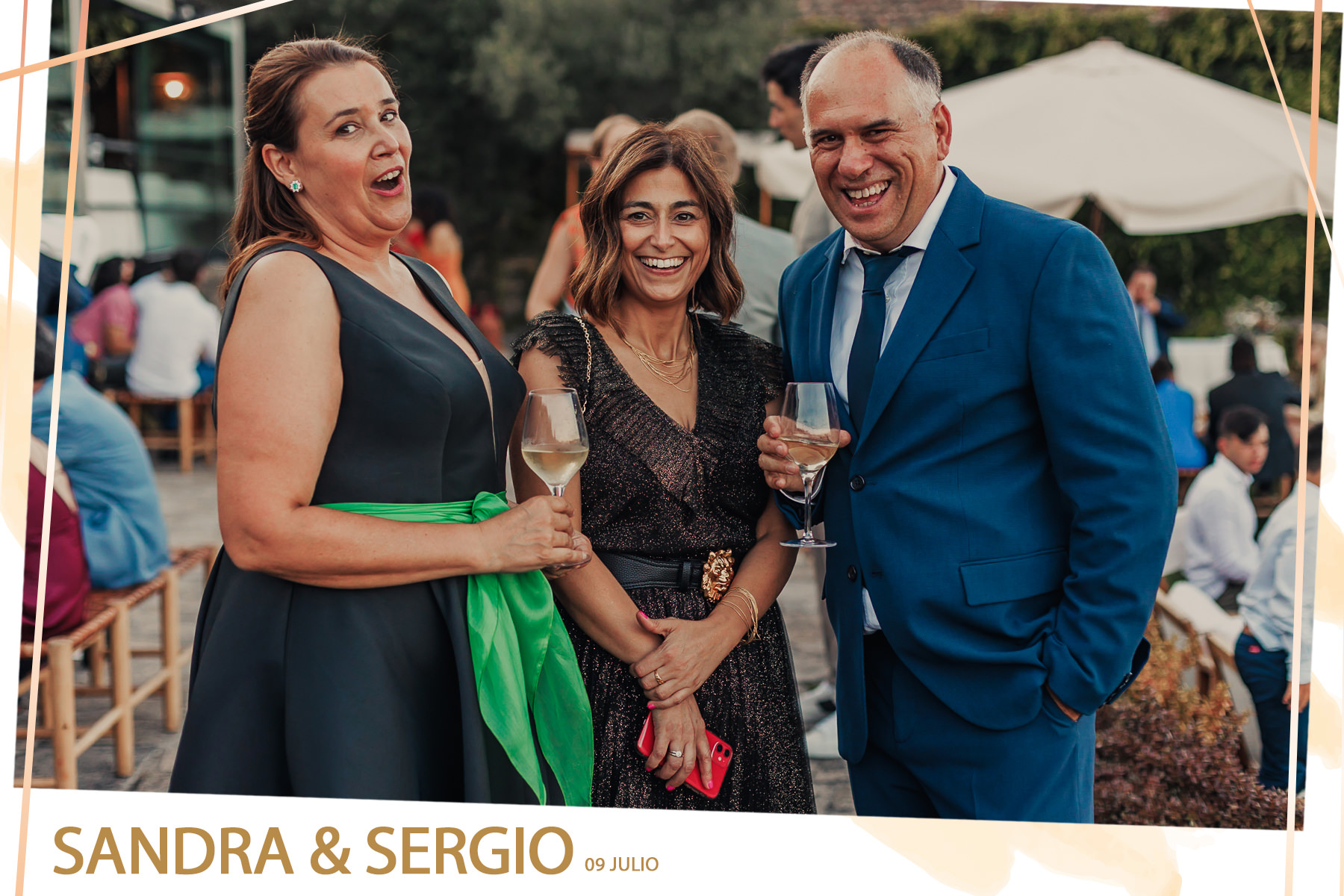 Foto de invitadas posando en un fotomatón interactivo en una boda en Rectoral de Cobres en Vilaboa
