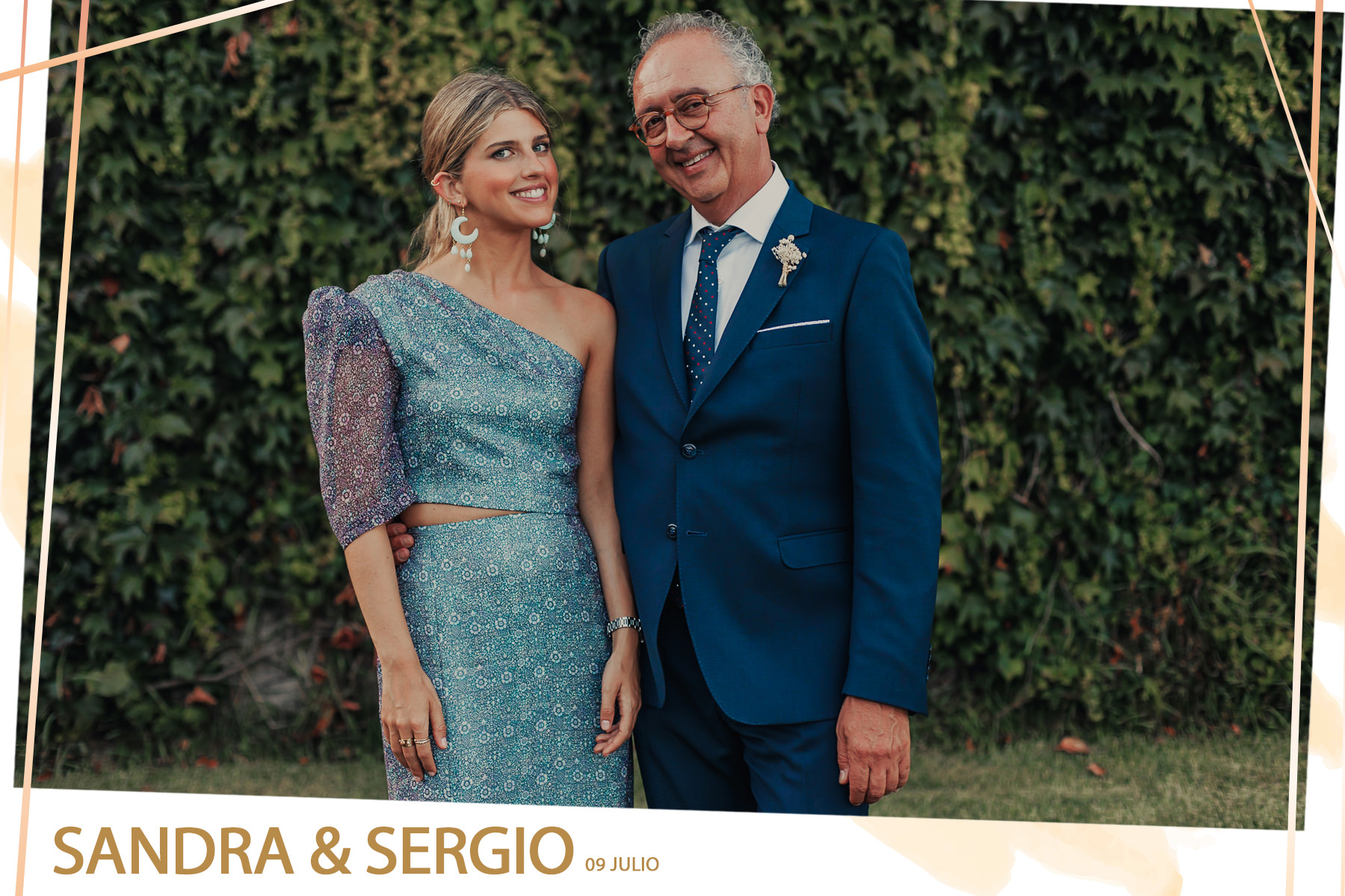 Fotos de invitados posando en el photocall interactivo con el seto del jardín como fondo. Además se ve la personalización con la que se envía a cada invitado a su teléfono móvil.