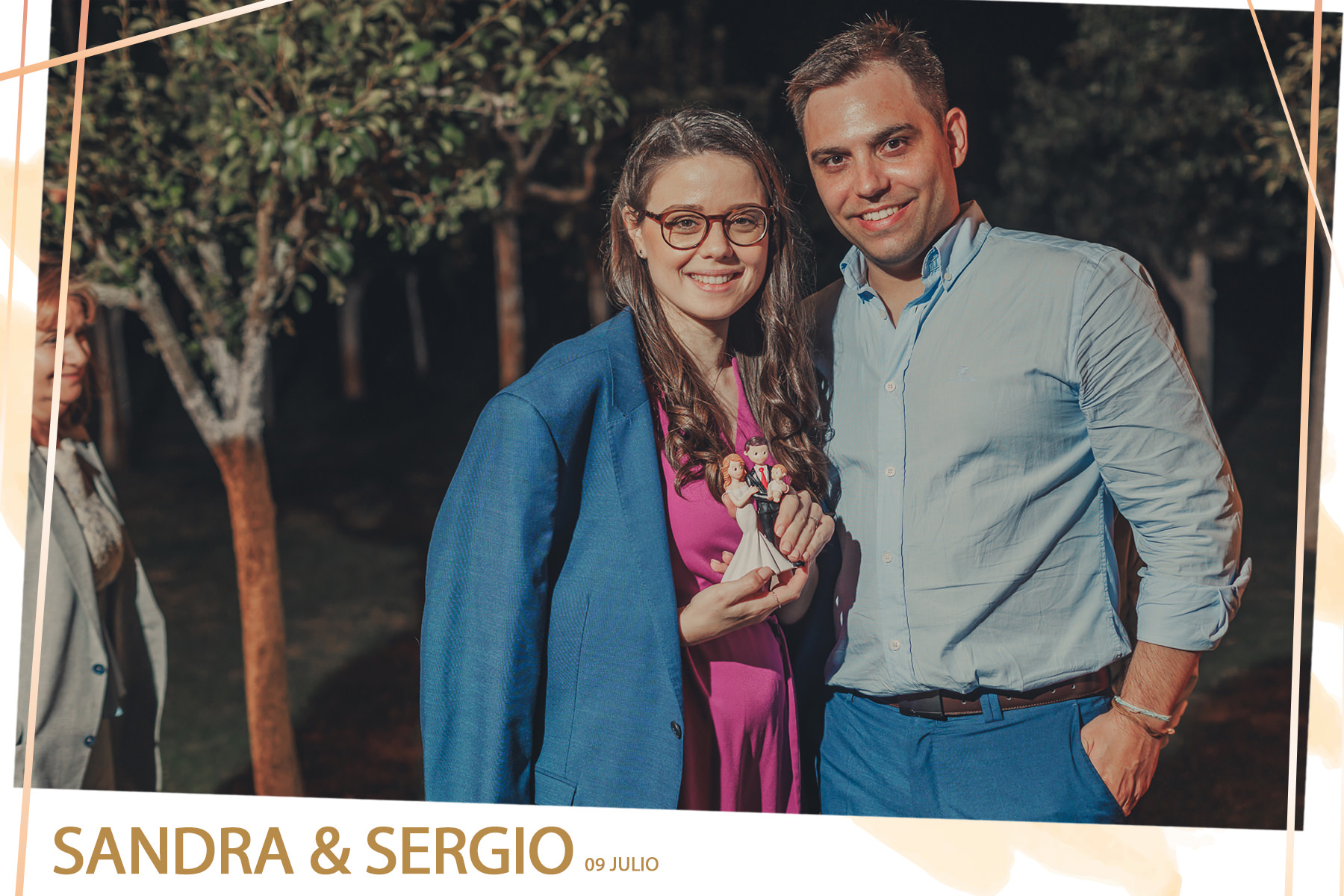 Foto de unos invitados posando para el servicio de fotomatón interactivo en una boda en quinta do prazo en Portugal